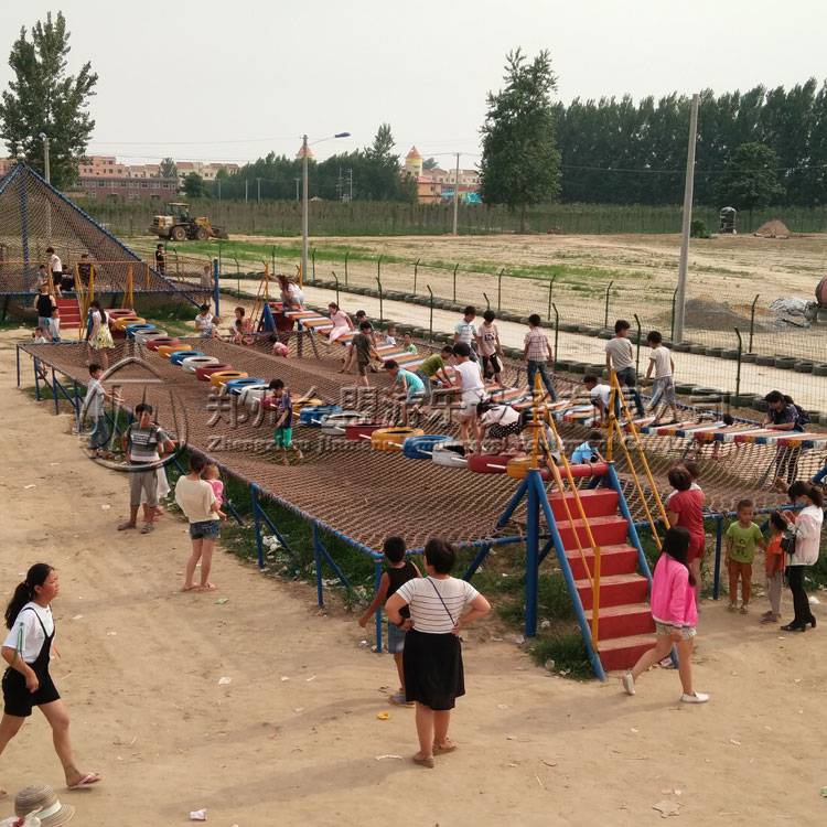 輪胎橋步雲橋_體能（néng）樂（lè）園